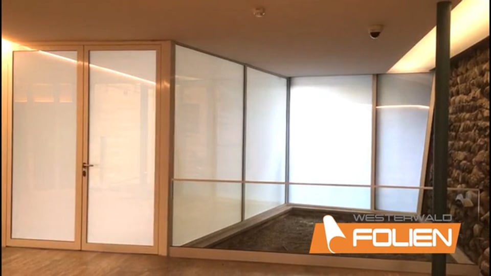 Video-Vorschau: Glasfront im Eingangsbereich eines Seniorenzentrums