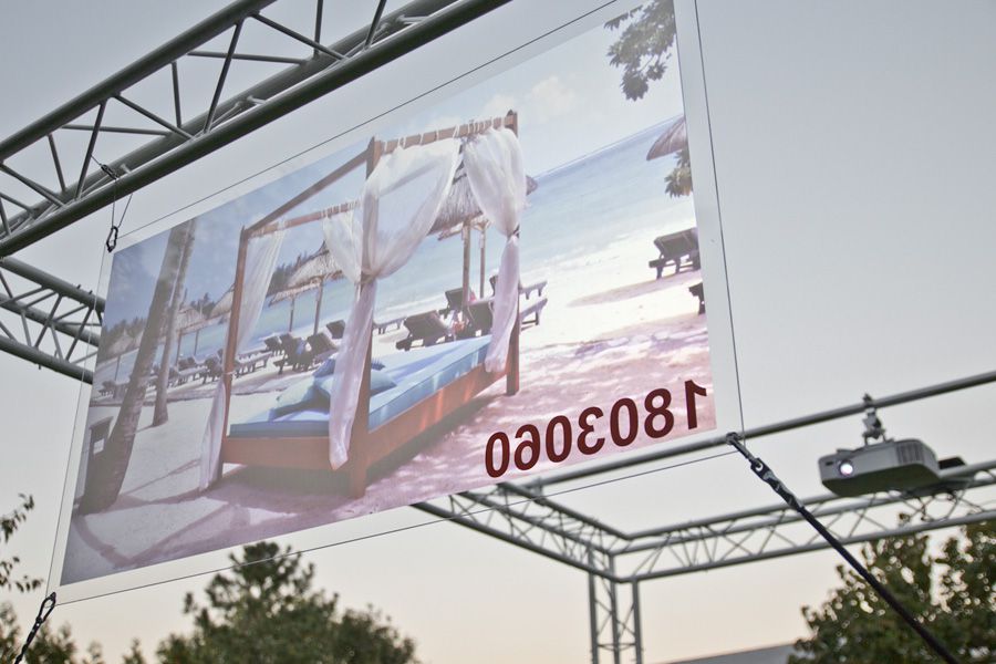 Mittelgraue Rückprojektionsfolie auf Plexiglas verklebt mit Projektor
