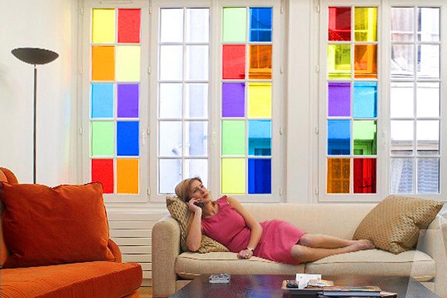 transparente Farbfolien in verschiedenen Farben auf Wohnzimmerfenster