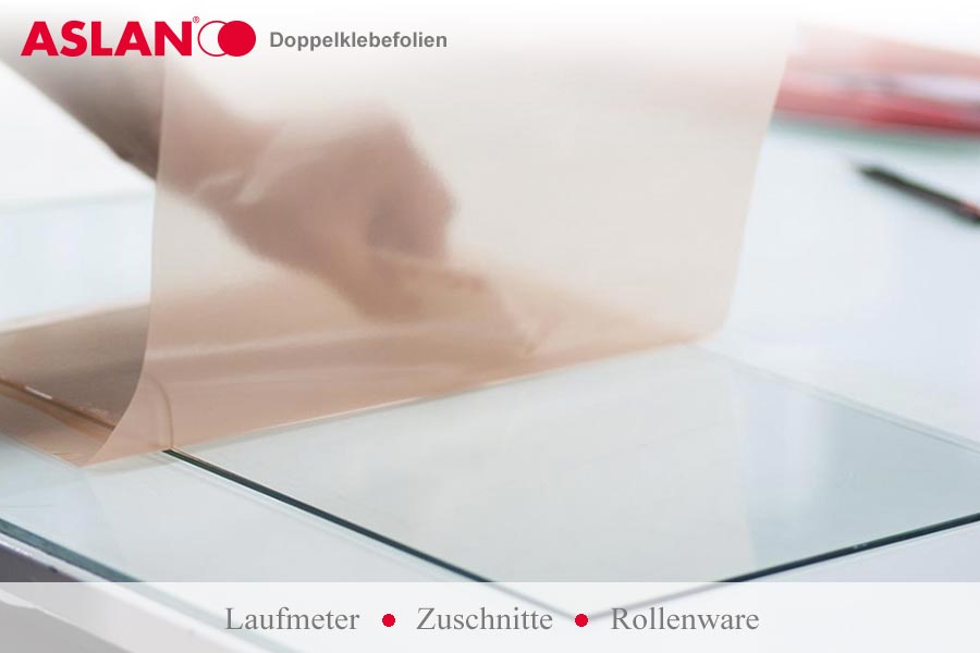 Papierdruck wird mit doppelklebefolie auf Glas geklebt
