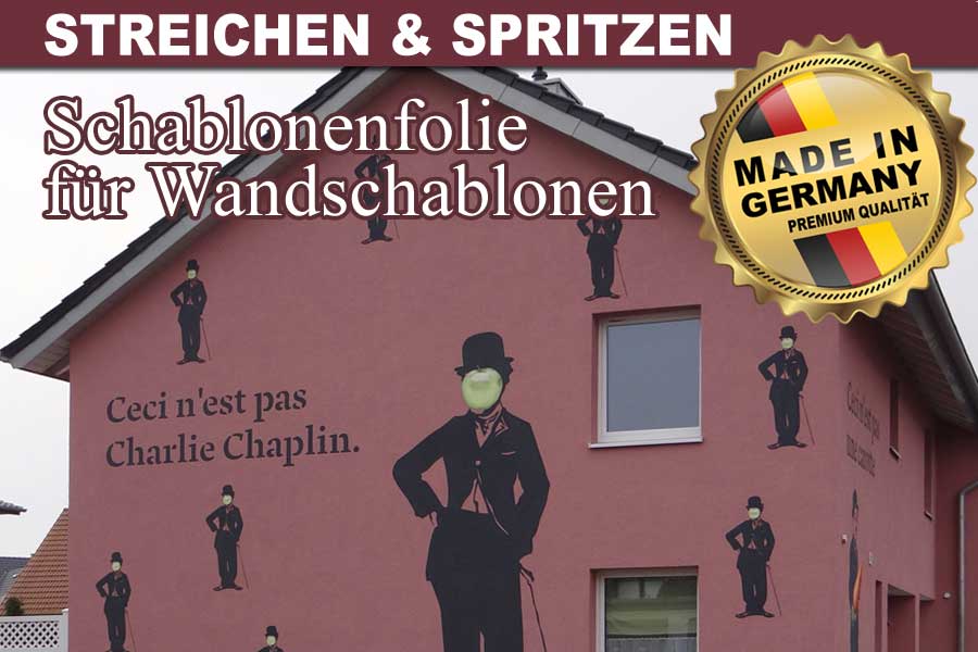 Nach Schablone bemalte Hauswand mit Charlie Chaplin Motiv