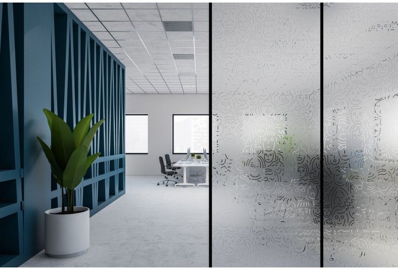 satinierte fensterfolie mit klaren gesichtern auf einer glaswand im büro