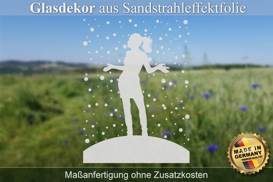 glasdekor-motiv-junge-frau-im-schneefall_satinierte-fensterfolie
