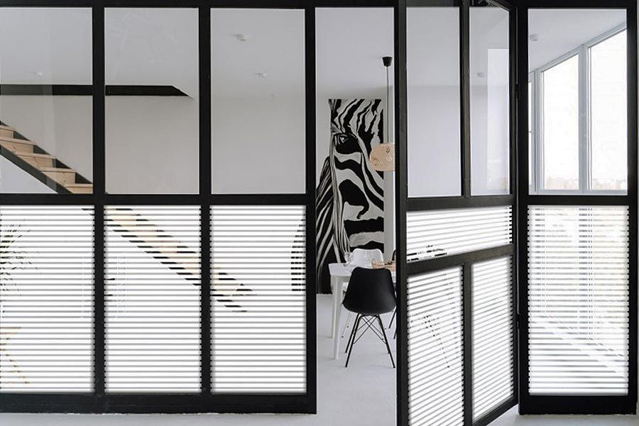 Design Fensterfolie mit weissen Streifen auf einer Glastrennwand