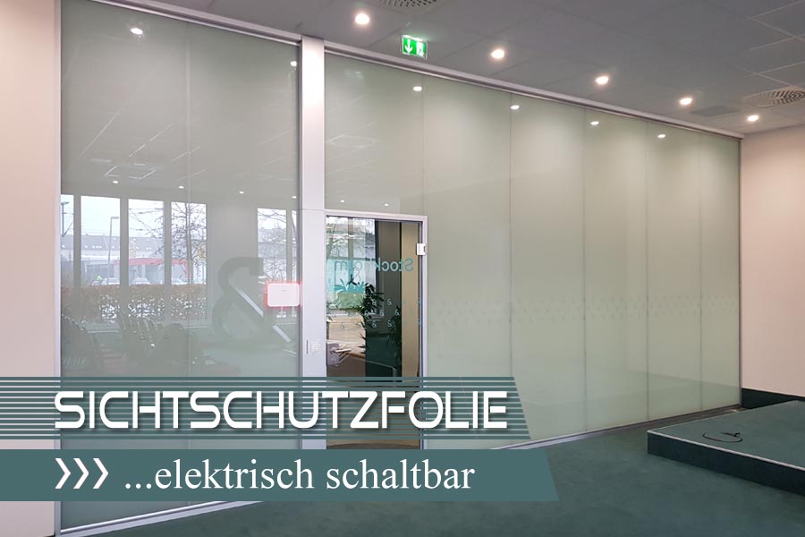 Elektrische Sichtschutzfolie auf einer Glastrennwand im Konferenzraum
