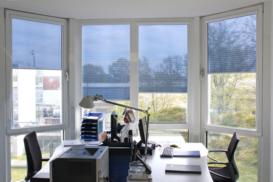 Schreibtisch mit Sonnen- und Blendschutzrollos "SOLARA Smart". 