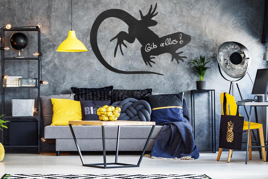eidechse aus tafelfolie auf einer wohnzimmerwand