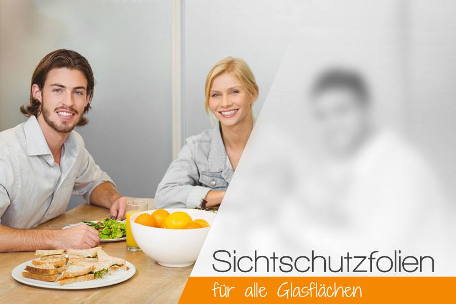 junge leute sitzen beim frühstück vor blickdichter glaswand mit weißer sichtschutzfolie
