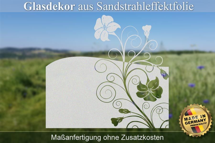 glasdekor mit verspielter blume und sich ringelnden blättern