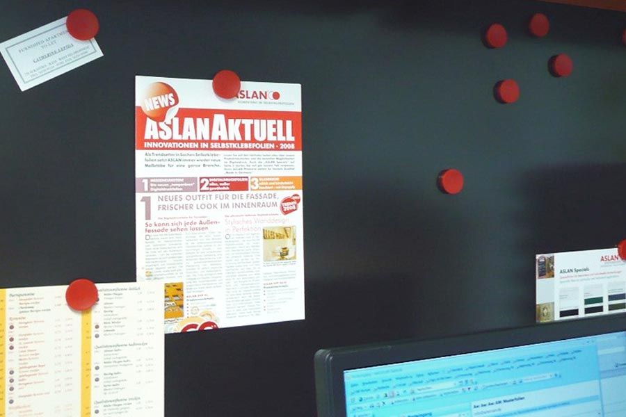 Selbstgemachte Pinnwand im Büro zum Anhaften von Magneten