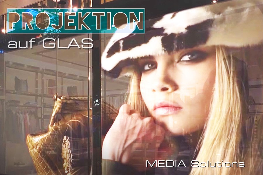 Projektion auf Glas mit Beamer in einem Schaufenster