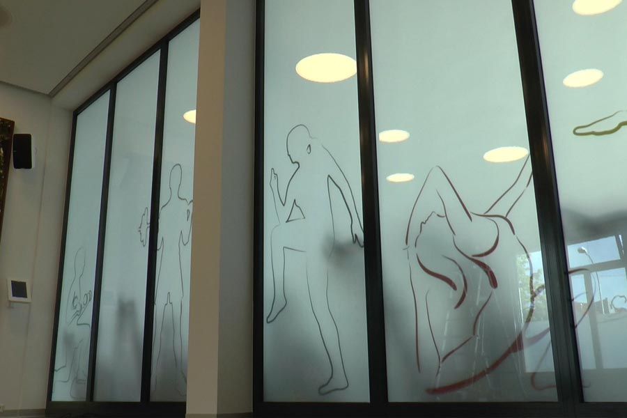 weisse schaltbare folie auf glastrennwand im fitnessraum blickdicht geschaltet