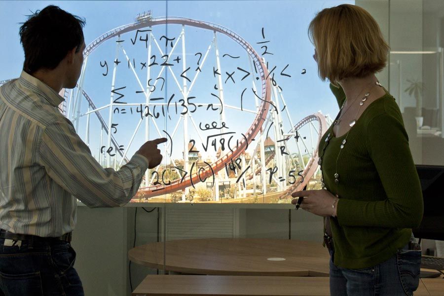 beschriebene Whiteboardfolie weiß-matt während der Aufprojektion