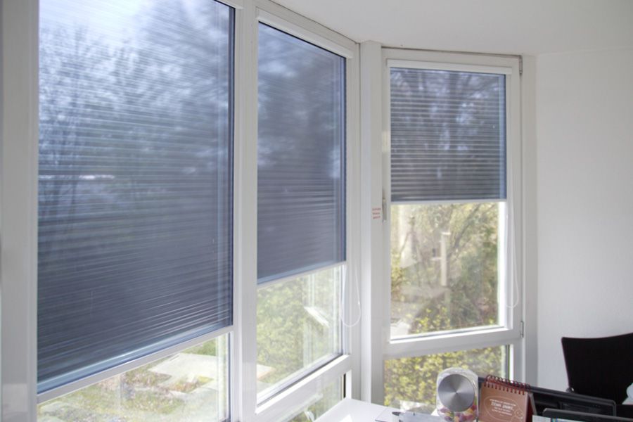 Fensterfront nachgerüstet mit Sonnenschutzrollos 
