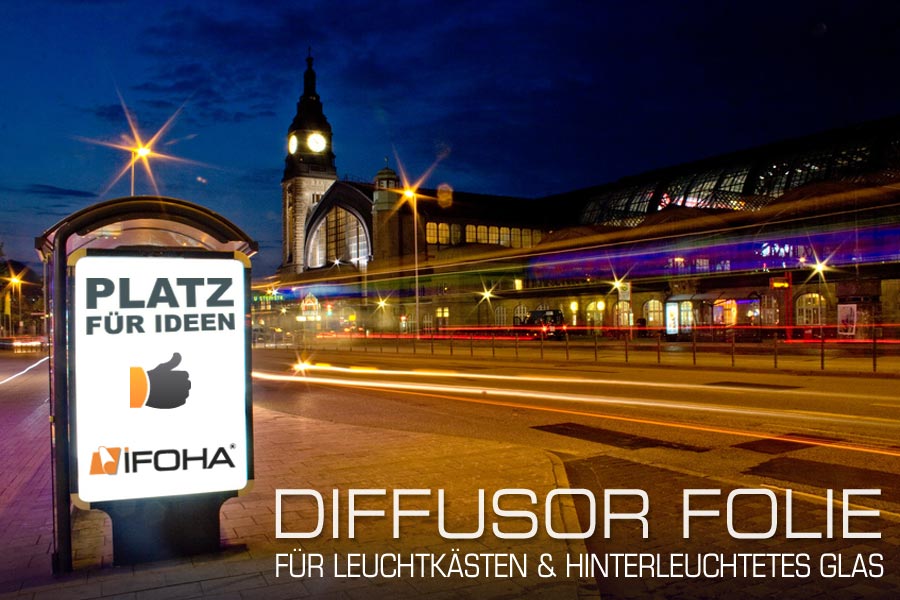 farbig ausgeleuchteter Leuchkasten am strassenrand