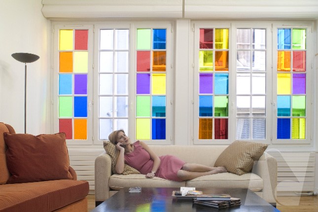 Sprossenfenster im Wohnzimmer mit Farbfolie transparent