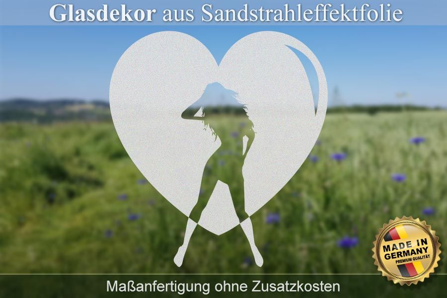 glasdekor-motiv-frau-girlie-mit-grossem-herz_satinierte-fensterfolie