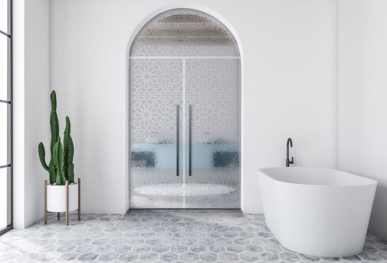 Fenster dekorfolie satiniert mit klar durchsichtigem orientalischem Motiv auf Glastrennwand zu Wohnbereich
