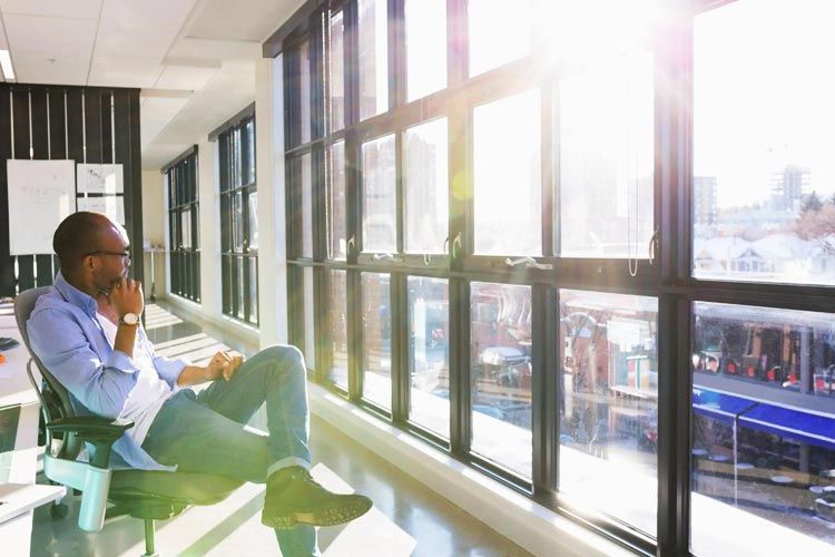Sonnenschutzfolie Außen Grau-mittel verspiegelt auf Glasfront