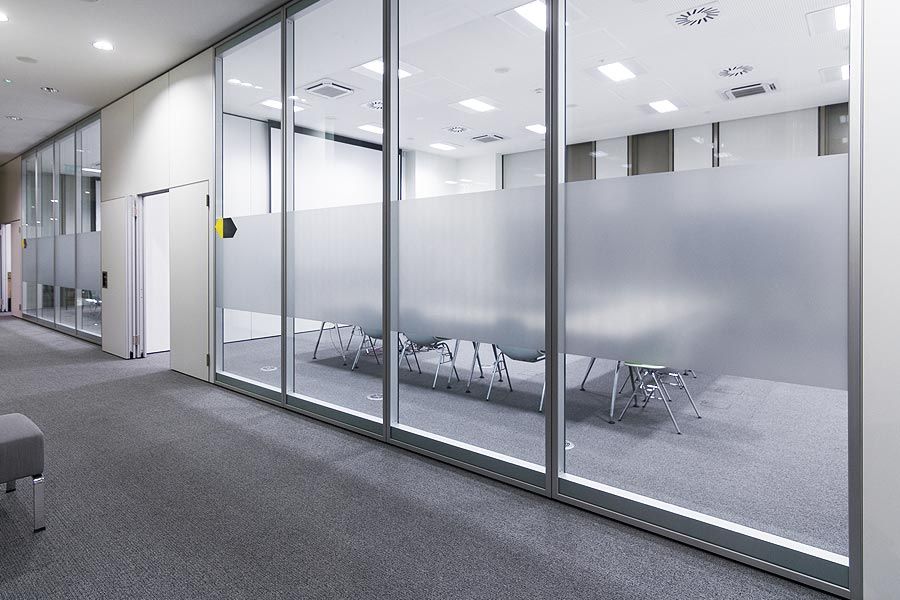 Glasdekorfolie Dusted E200 auf Glaswand Raumteiler