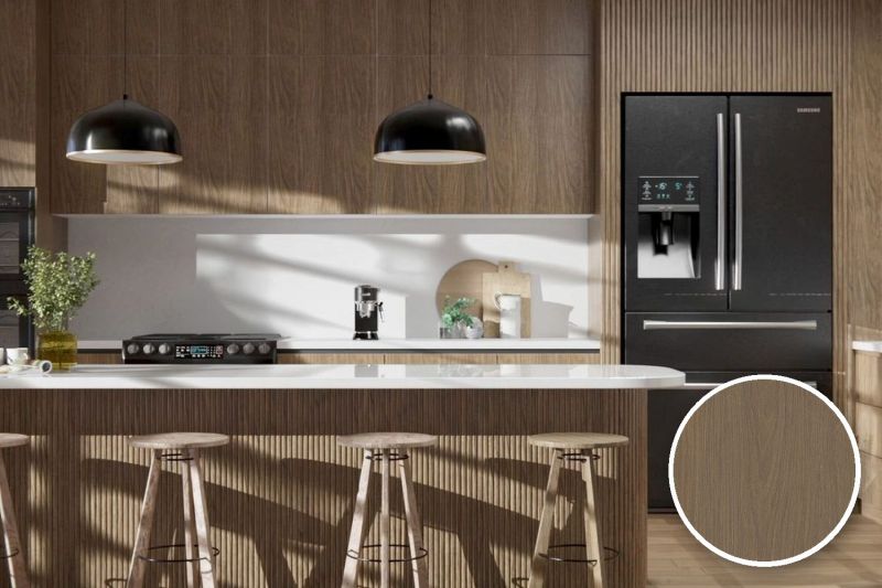 Anwendungsbeispiel mit Coverstyl Möbelfolie Original Oak – Eiche dunkel, rechts unten die Oberfläche im Detail