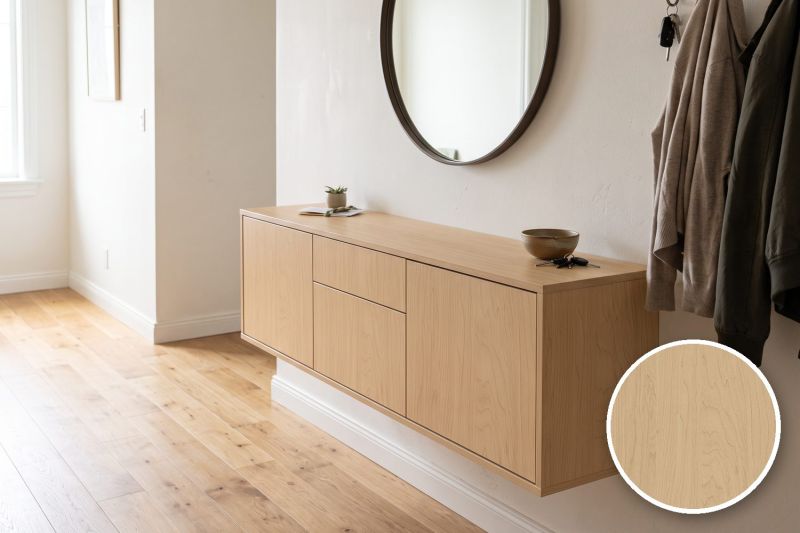 Anwendungsbeispiel mit Coverstyl Möbelfolie Gold Birch – Birke hell, rechts unten die Oberfläche im Detail