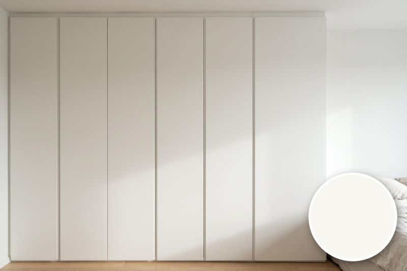 Anwendungsbeispiel mit Coverstyl Möbelfolie Ultra White XL – Uni brillantweiß, rechts unten die Oberfläche im Detail