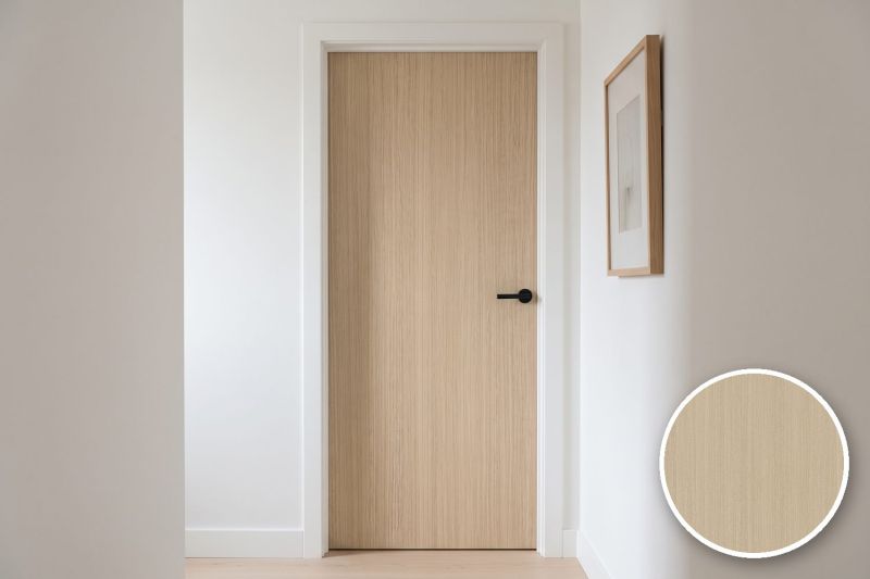 Anwendungsbeispiel mit Coverstyl Möbelfolie Zambezi Teak – Teak hell, rechts unten die Oberfläche im Detail