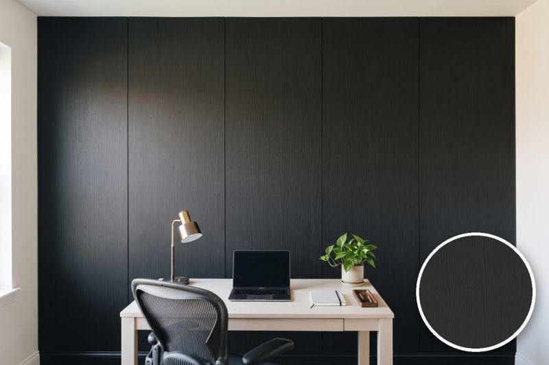 Anwendungsbeispiel mit Coverstyl Möbelfolie Noir – Holzoptik schwarz, rechts unten die Oberfläche im Detail