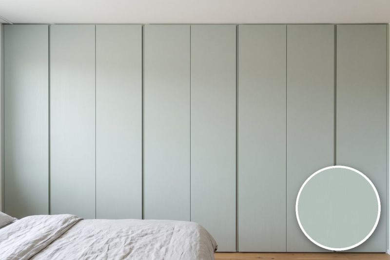 Anwendungsbeispiel mit Coverstyl Möbelfolie Agave – Holzoptik graugrün, rechts unten die Oberfläche im Detail