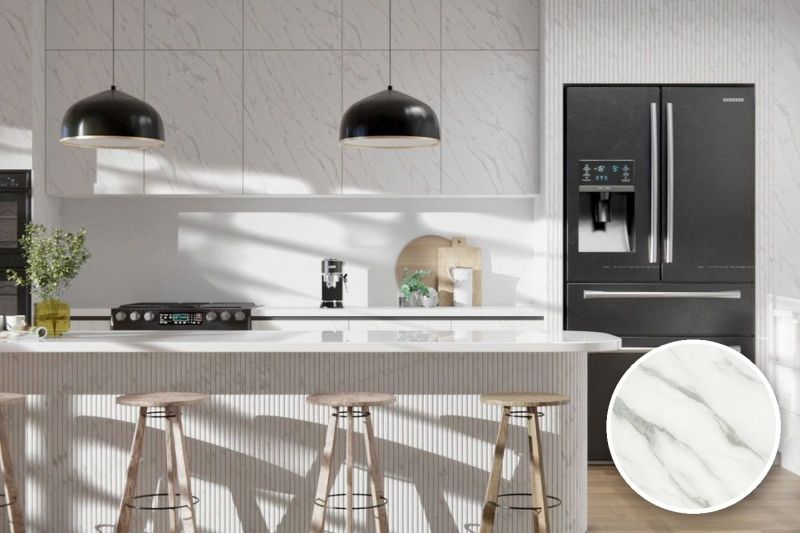 Anwendungsbeispiel mit Coverstyl Möbelfolie High Resistant - Statuary White – Marmor weiß, rechts unten die Oberfläche im Detail