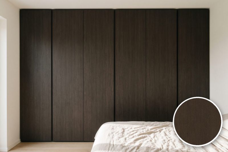 Anwendungsbeispiel mit Coverstyl Möbelfolie Espresso Oak – Eiche dunkel, rechts unten die Oberfläche im Detail