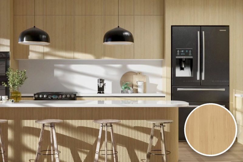 Anwendungsbeispiel mit Coverstyl Möbelfolie Natural Maple – Ahorn hell, rechts unten die Oberfläche im Detail