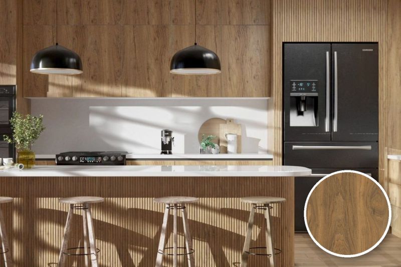Anwendungsbeispiel mit Coverstyl Möbelfolie Aged Walnut – Nussbaum mittel, rechts unten die Oberfläche im Detail