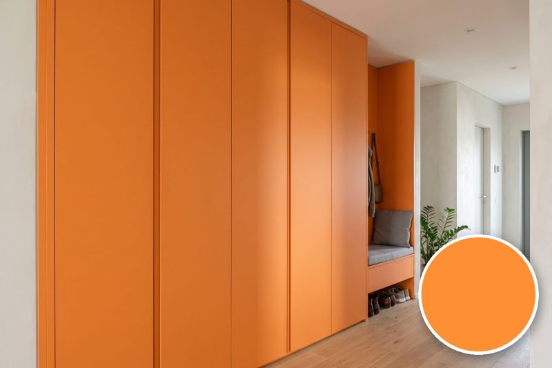 Anwendungsbeispiel mit Coverstyl Möbelfolie Tangerine – Uni gelborange, rechts unten die Oberfläche im Detail