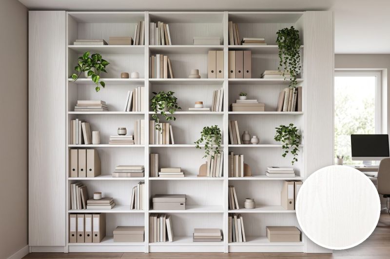Anwendungsbeispiel mit Coverstyl Möbelfolie Pearl – Holzoptik perlweiß, rechts unten die Oberfläche im Detail