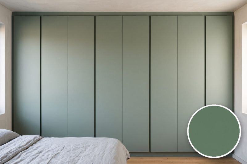 Anwendungsbeispiel mit Coverstyl Möbelfolie Sage – Uni salbeigrün, rechts unten die Oberfläche im Detail