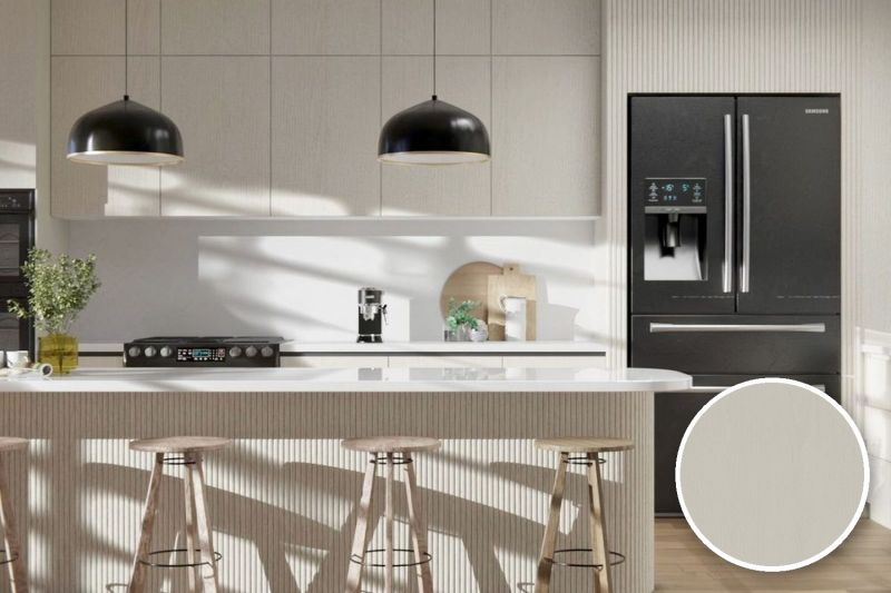 Anwendungsbeispiel mit Coverstyl Möbelfolie Crispy Beige – Holzoptik beige, rechts unten die Oberfläche im Detail