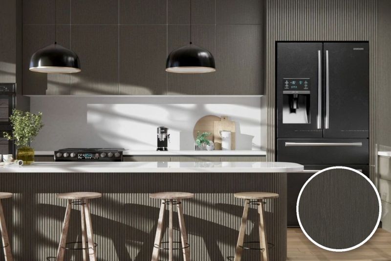 Anwendungsbeispiel mit Coverstyl Möbelfolie Brownish Oak – Eiche dunkel, rechts unten die Oberfläche im Detail