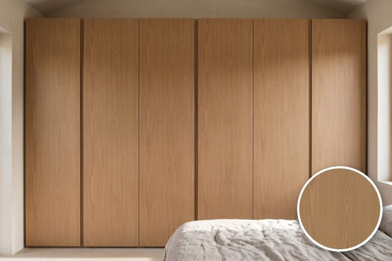 Anwendungsbeispiel mit Coverstyl Möbelfolie Tawny Oak – Eiche mittel, rechts unten die Oberfläche im Detail