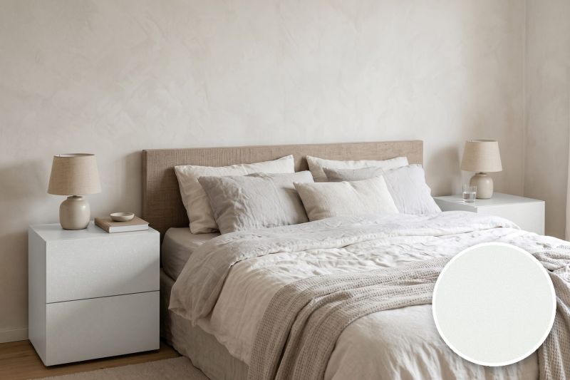Anwendungsbeispiel mit Coverstyl Möbelfolie White Disco – Glitzer Weiß, rechts unten die Oberfläche im Detail
