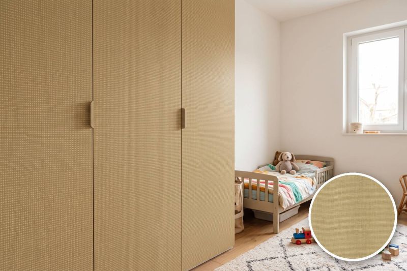 Anwendungsbeispiel mit Coverstyl Möbelfolie Desert Craft – Raffia-Bastoptik sandbeige, rechts unten die Oberfläche im Detail