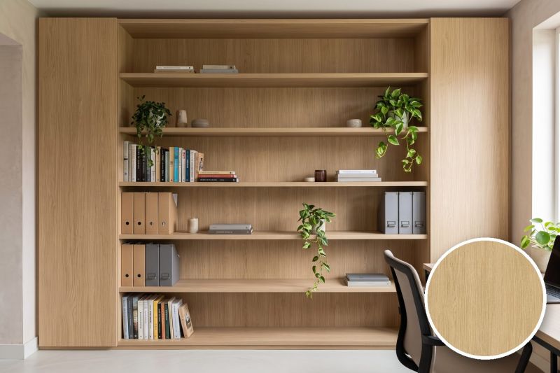 Anwendungsbeispiel mit Coverstyl Möbelfolie Classic Oak High Resistant – Eiche hell, rechts unten die Oberfläche im Detail