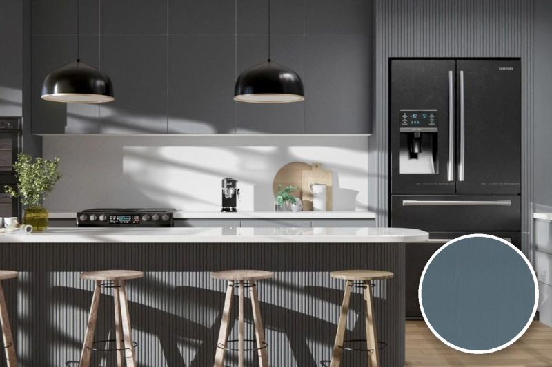 Anwendungsbeispiel mit Coverstyl Möbelfolie Smoky Blue – Holzoptik rauchblau, rechts unten die Oberfläche im Detail