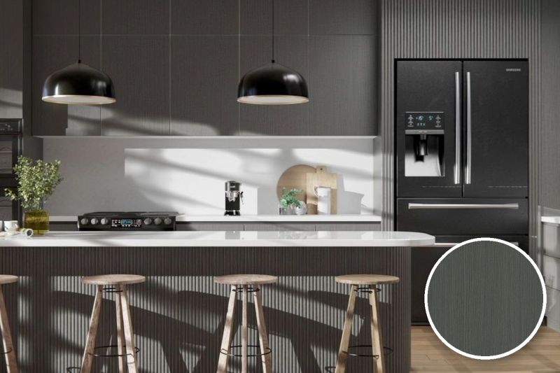 Anwendungsbeispiel mit Coverstyl Möbelfolie Midnight Oak – Eiche dunkel, rechts unten die Oberfläche im Detail