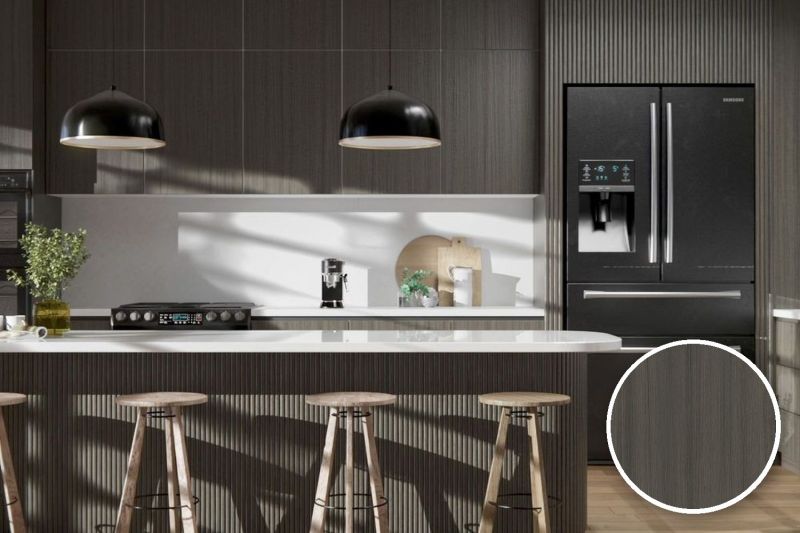 Anwendungsbeispiel mit Coverstyl Möbelfolie Faded Oak – Eiche dunkel, rechts unten die Oberfläche im Detail