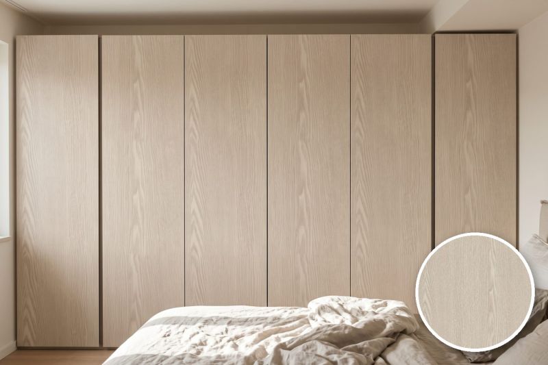 Anwendungsbeispiel mit Coverstyl Möbelfolie Pumice Oak – Eiche hell, rechts unten die Oberfläche im Detail