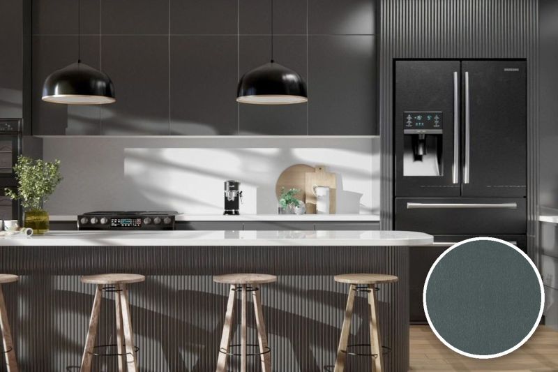 Anwendungsbeispiel mit Coverstyl Möbelfolie Dark Silver – Metall gebürstet Dunkelsilber, rechts unten die Oberfläche im Detail