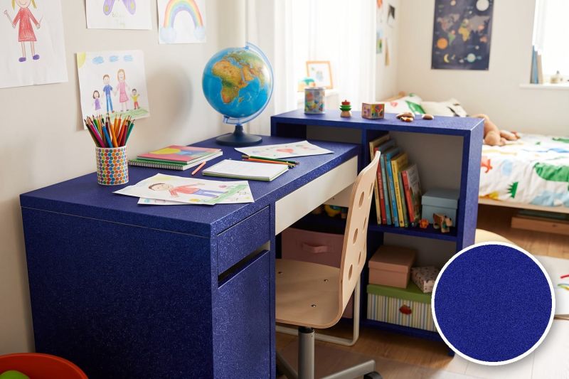 Anwendungsbeispiel mit Coverstyl Möbelfolie Midnight Blue Disco – Glitzer Mitternachtsblau, rechts unten die Oberfläche im Detail