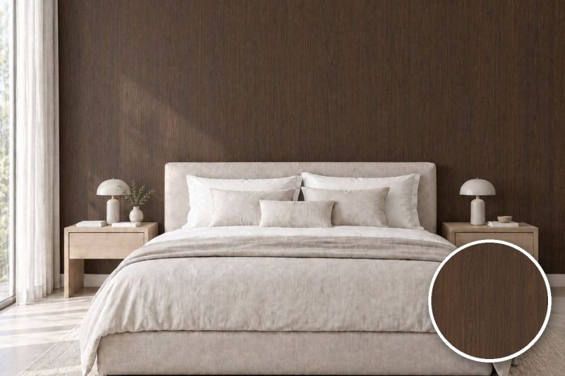 Anwendungsbeispiel mit Coverstyl Möbelfolie Russet Walnut – Nussbaum dunkel, rechts unten die Oberfläche im Detail